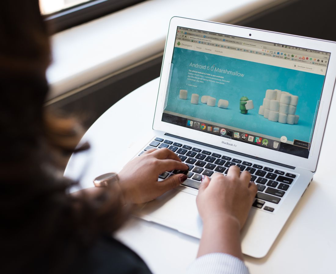 Indépendante consultant un site internet sur son ordinateur portable