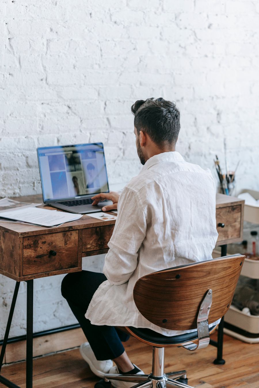Indépendant concentré sur son activité à son bureau, vu de dos