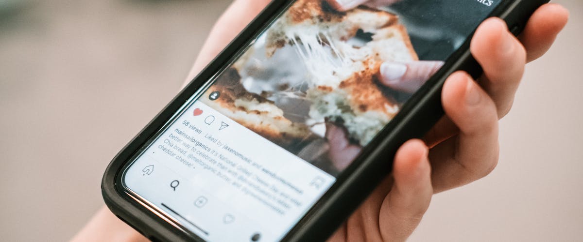 Smartphone affichant un réseau social